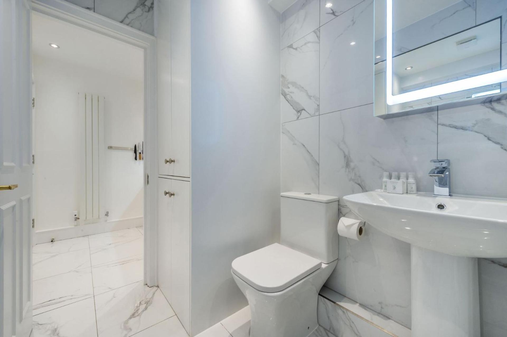 Regency Residences - Fitzrovia - By Frankie Says * Londra