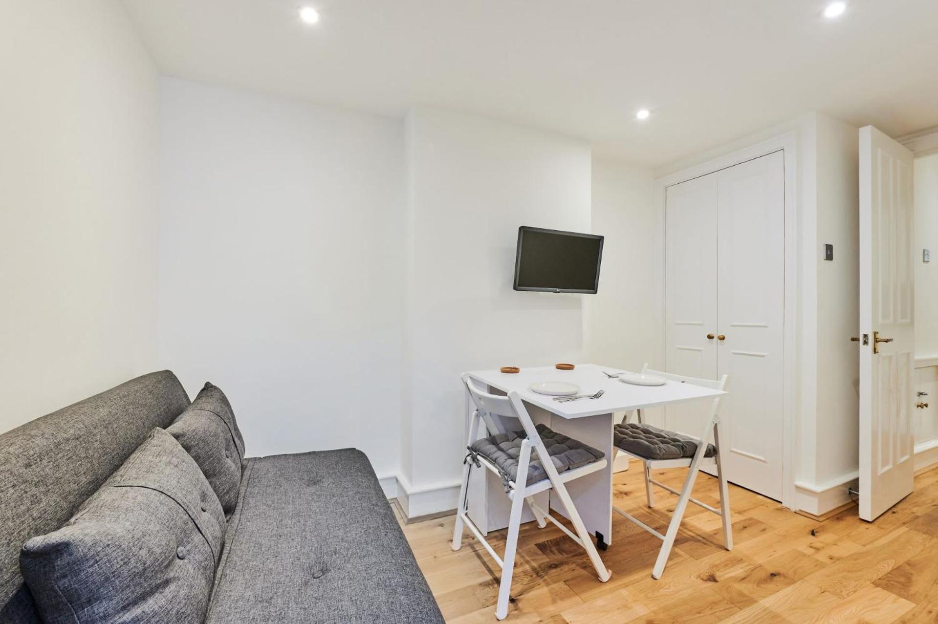 Regency Residences - Fitzrovia - By Frankie Says Londra