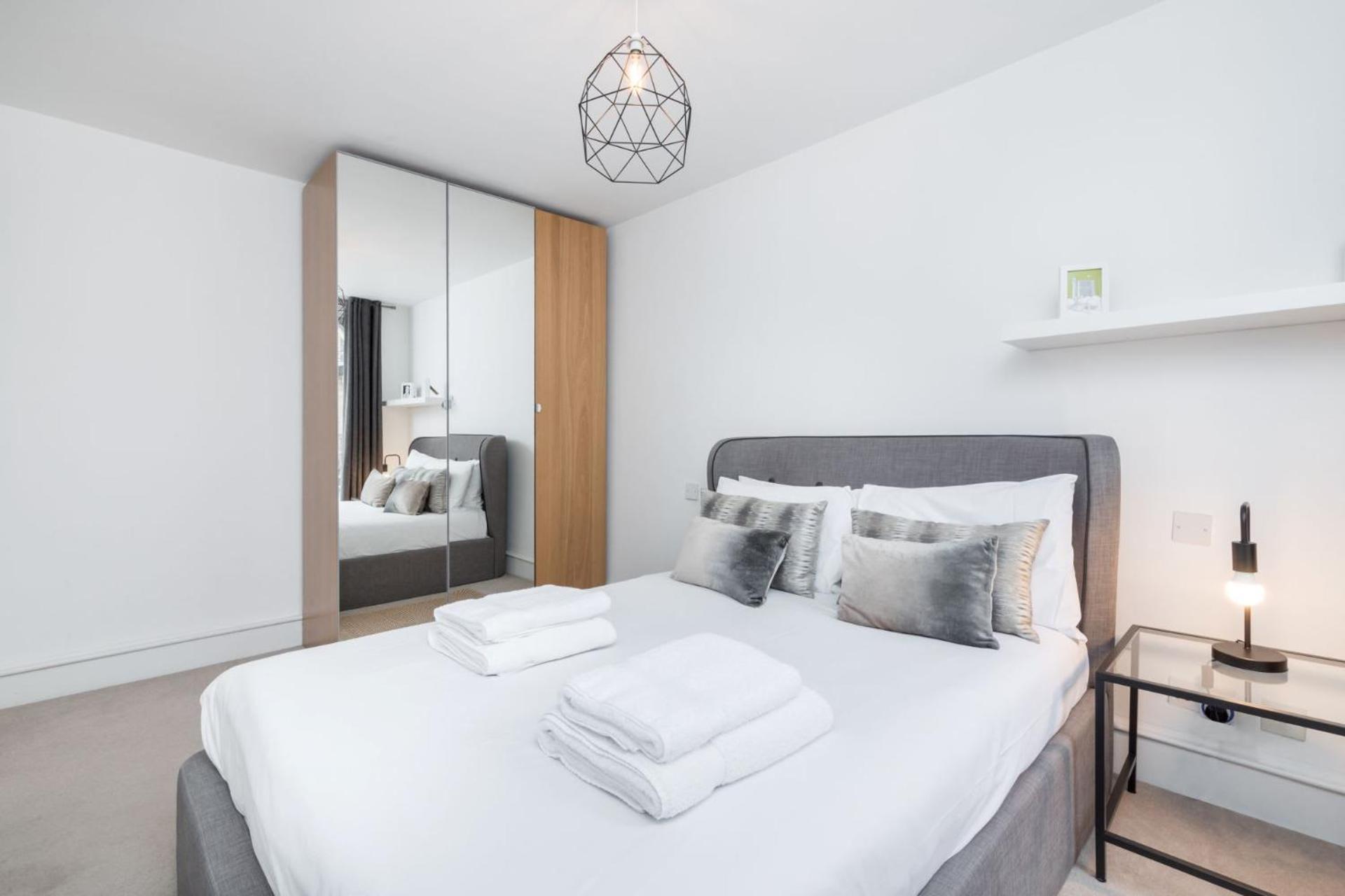 Regency Residences - Fitzrovia - By Frankie Says * Londra